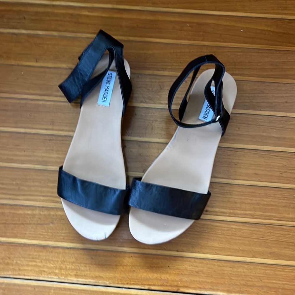 Steve Madden- Black low platform sandal